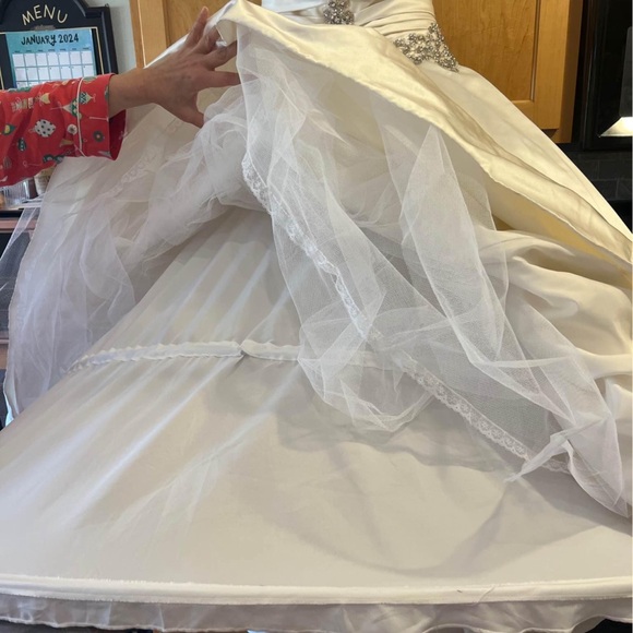 Wedding dress-Allure Elegant Ivory Ball Gown with Beaded Bodice number 9003 - Picture 6 of 16